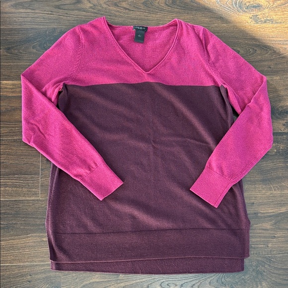 Ann Taylor Factory Sweaters - Ann Taylor factory v neck colorblock sweater